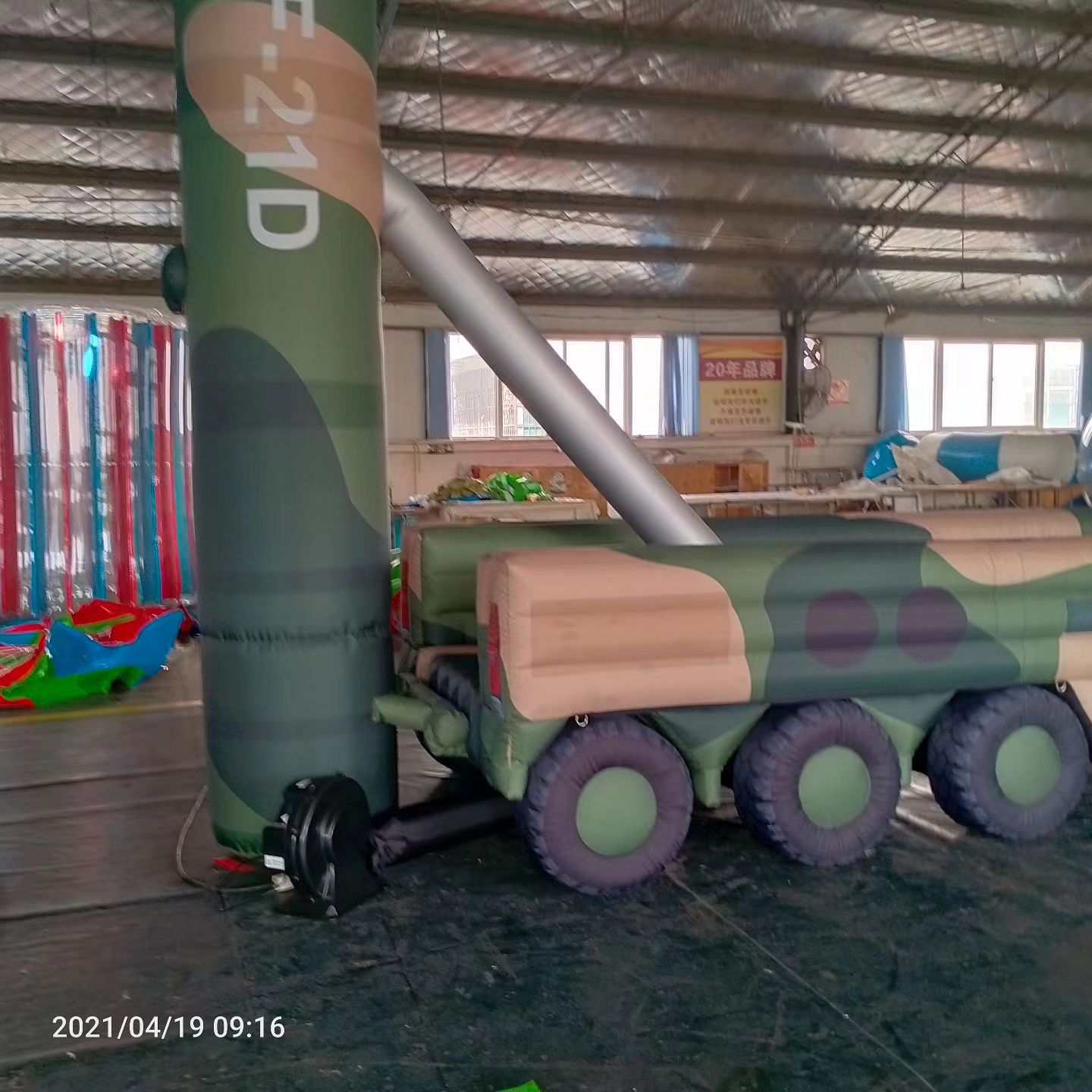 军事演习中的充气目标车辆：模拟发射车雷达车坦克飞机